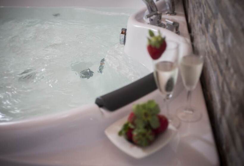 豪华房间带漩涡浴缸, Palazzo Brunaccini Boutique