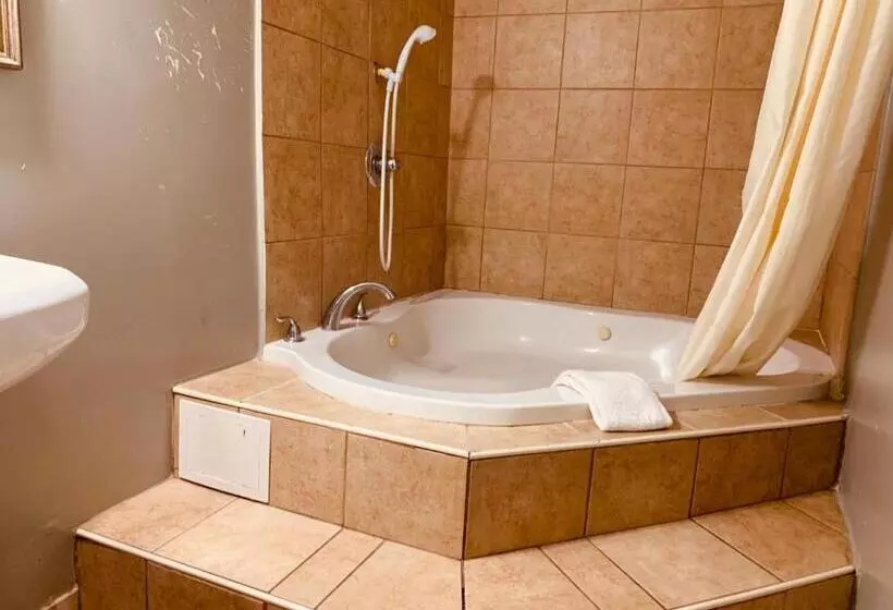 キングサイズベッドのスイートルーム, Red Carpet Inn  Norristown