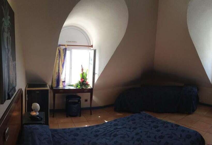 اتاق استاندارد سه نفره, Saint John Perse