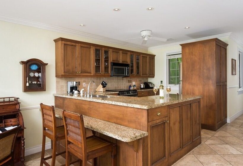 2 Bedrooms Suite Sea View, Point Grace