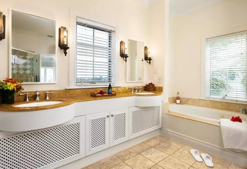 2 Bedrooms Suite Sea View, Point Grace