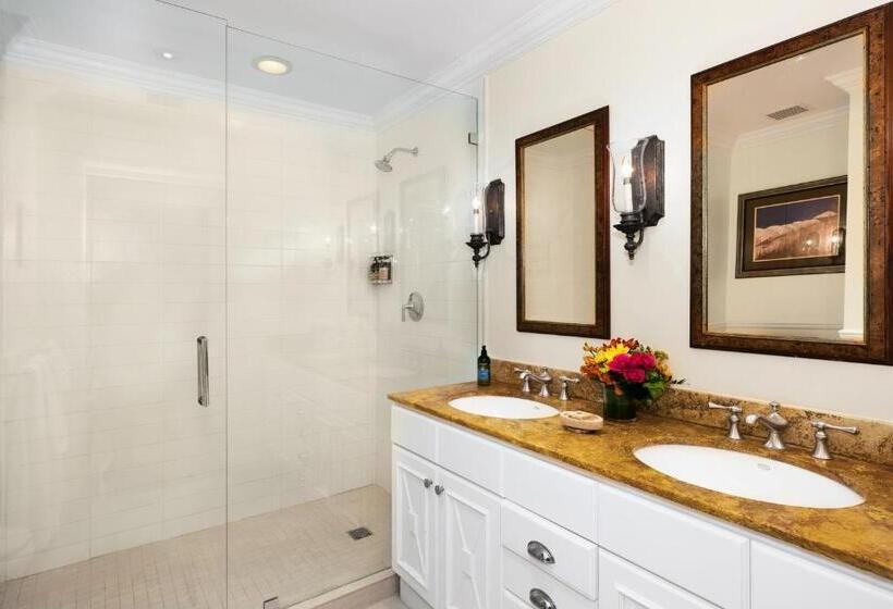 سوییت با چشمانداز دریا, Point Grace