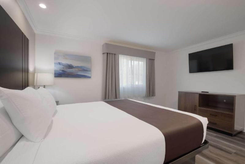 מיטת קינג בסוויטה, Surestay Plus Hotel By Best Western Upland   Ontario North