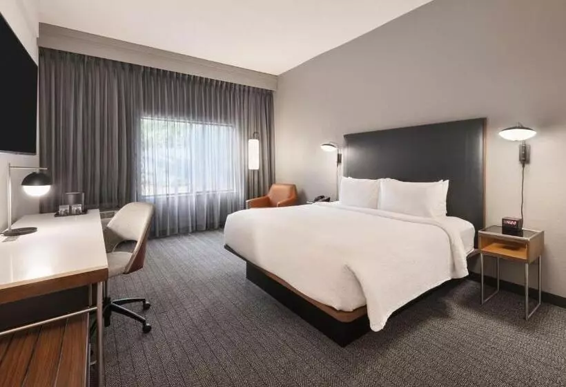 キングサイズベッドのスタンダードルーム, Courtyard By Marriott Burlington