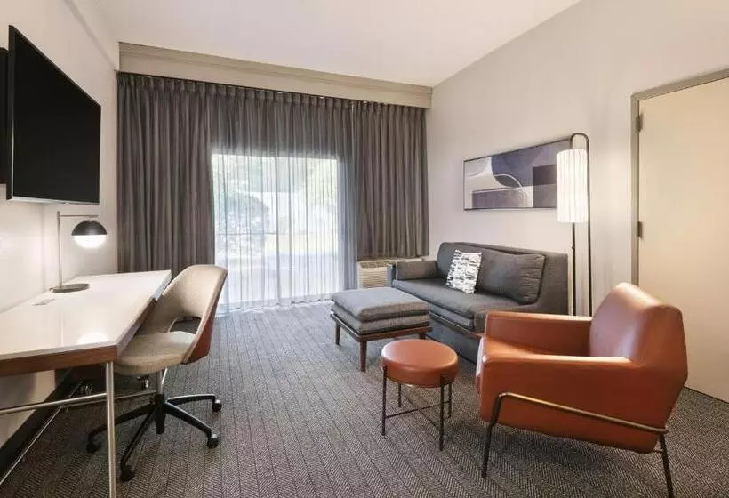 キングサイズベッドのスイートルーム, Courtyard By Marriott Burlington