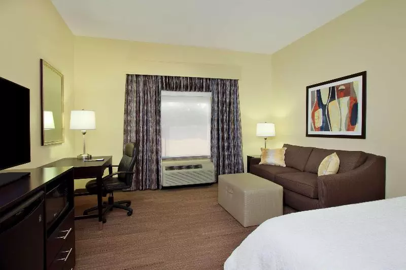 キングサイズベッドのスタンダードルーム, Hampton Inn Winfield