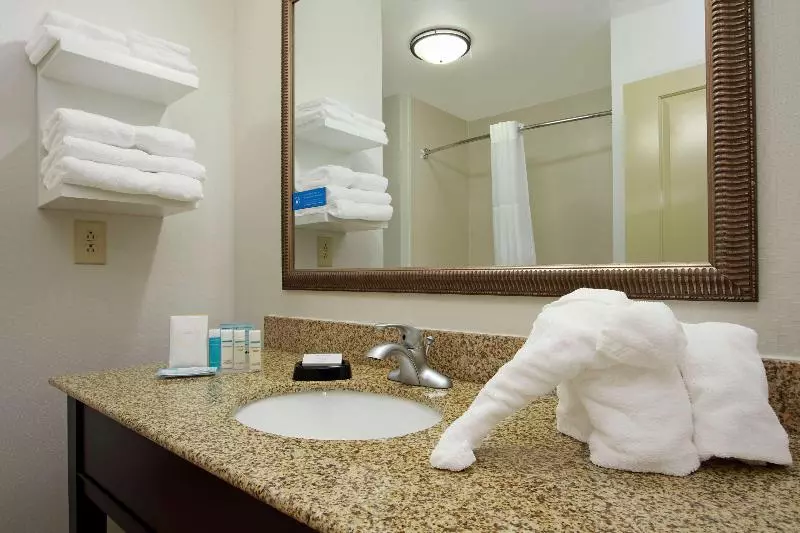 キングサイズベッドのスタンダードルーム, Hampton Inn Winfield