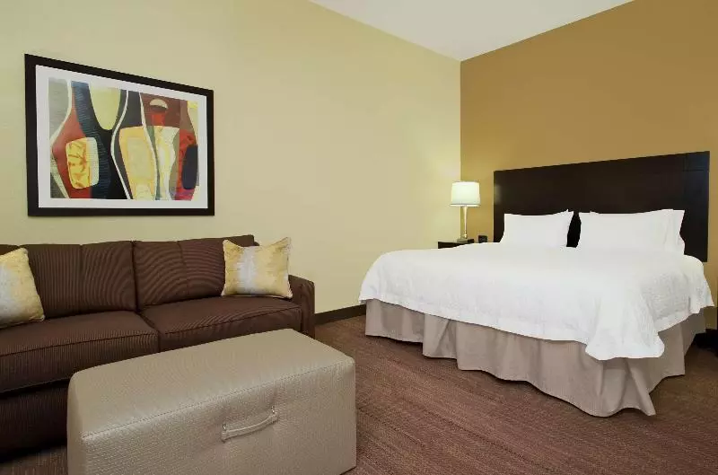 キングサイズベッドのスタンダードルーム, Hampton Inn Winfield