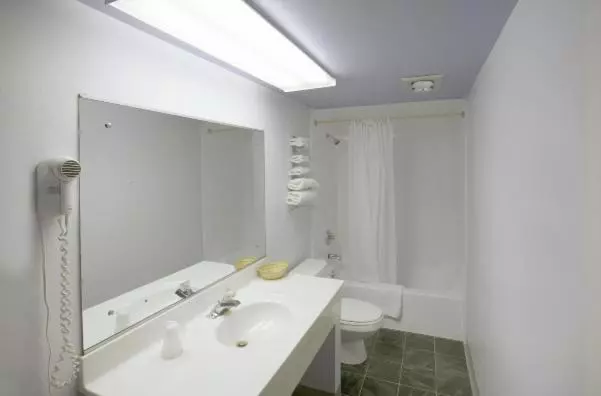 キングサイズベッドのスタンダードルーム, Americas Best Value Inn Litchfield