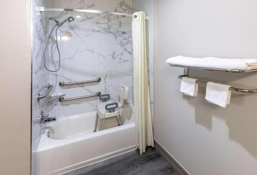 适合残疾人士使用的带超级大床的标准间, Days Inn By Wyndham Baytown Tx