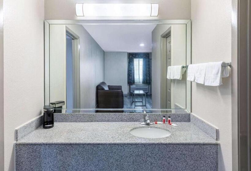 带大床的套房, Days Inn By Wyndham Baytown Tx