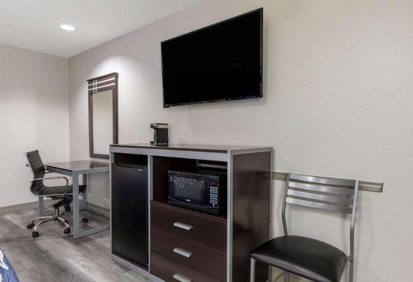 带大床的套房, Days Inn By Wyndham Baytown Tx