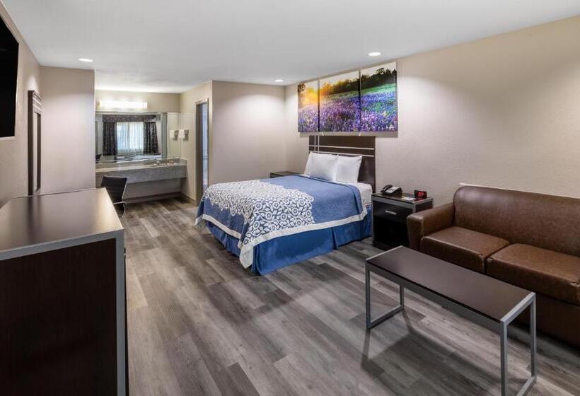 带大床的套房, Days Inn By Wyndham Baytown Tx