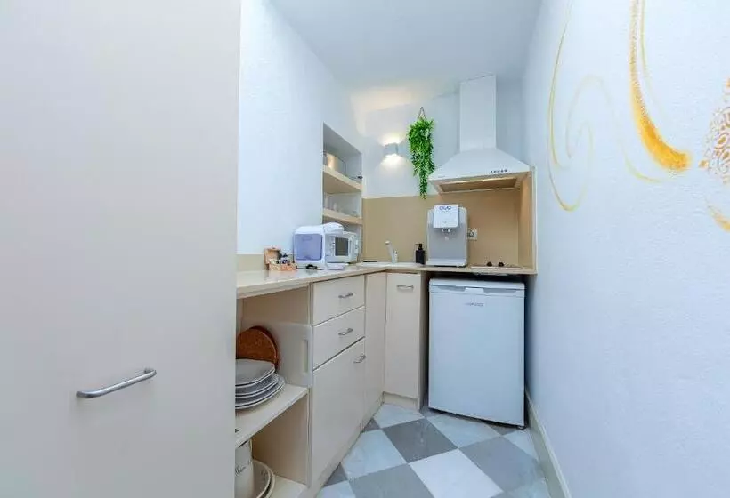 سوییت, La Casa De La Favorita