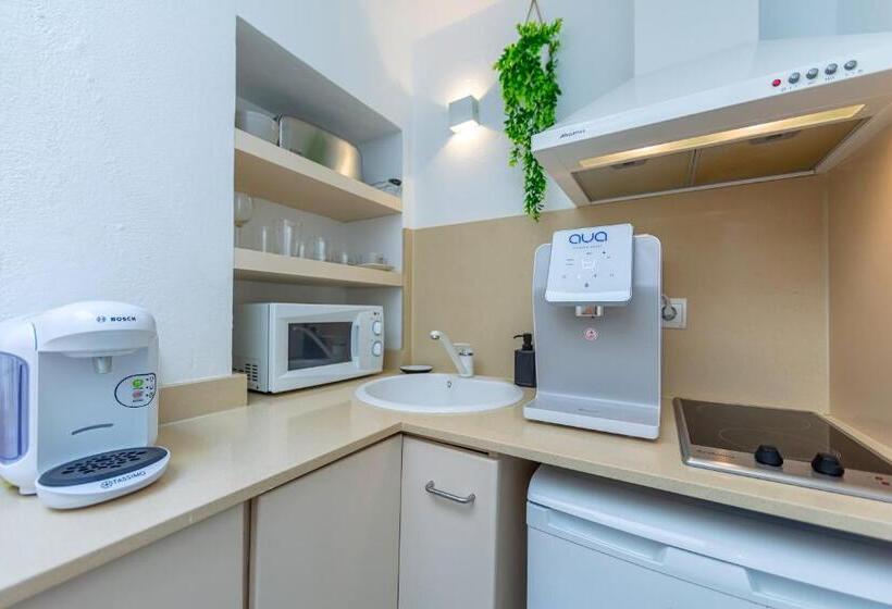 سوییت, La Casa De La Favorita