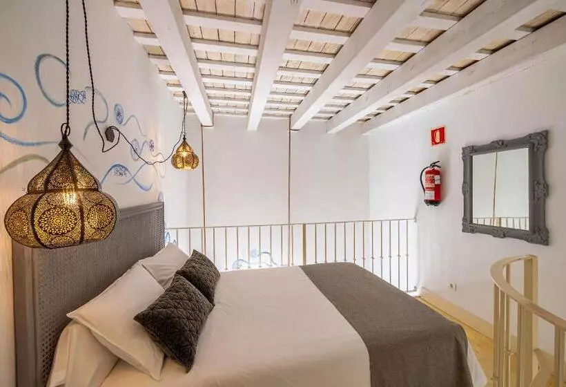 سوئیت با بالکن, La Casa De La Favorita