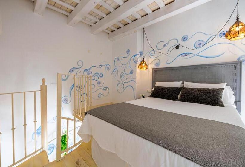 سوئیت با بالکن, La Casa De La Favorita