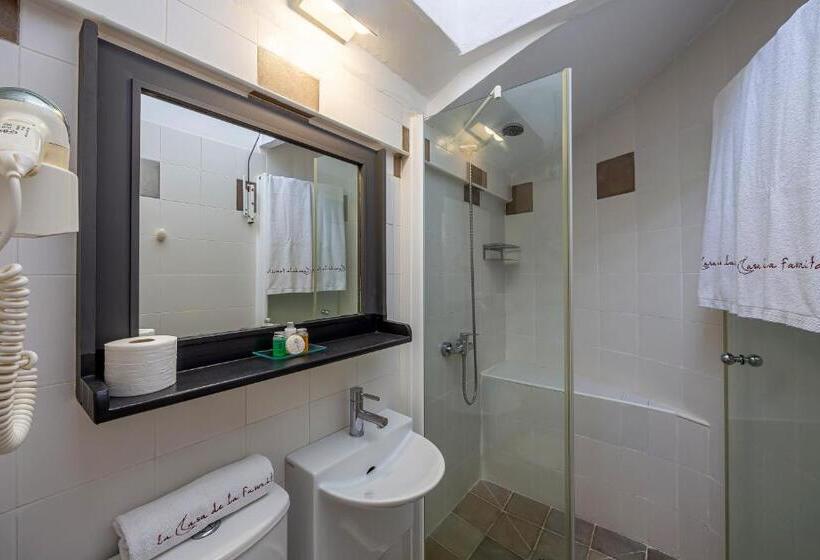 سوئیت با بالکن, La Casa De La Favorita