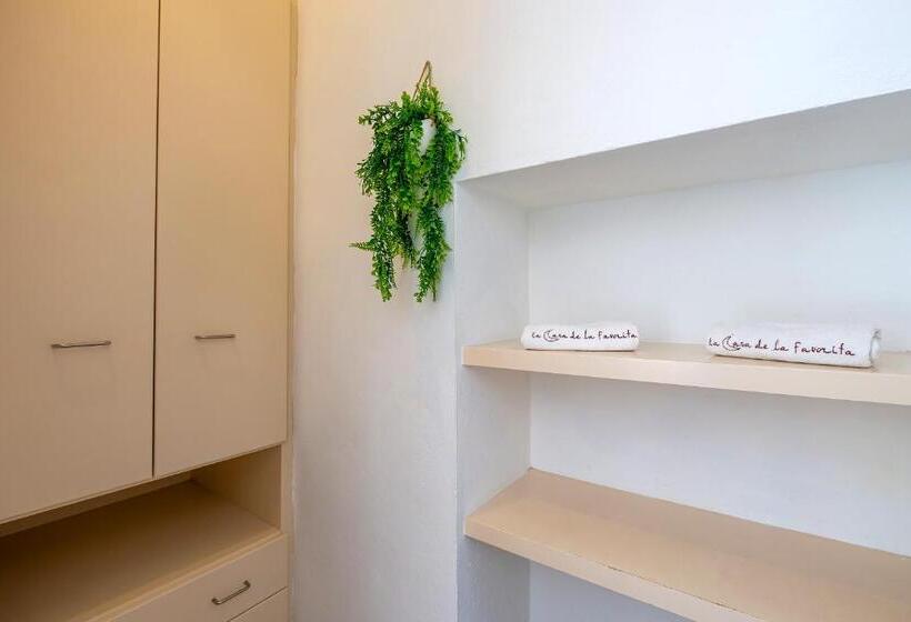 سوئیت با بالکن, La Casa De La Favorita