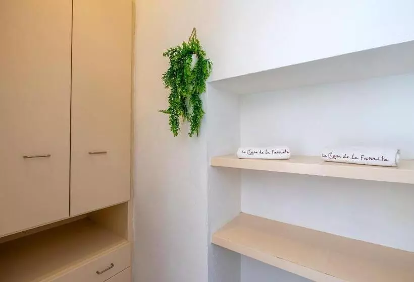سوئیت با بالکن, La Casa De La Favorita