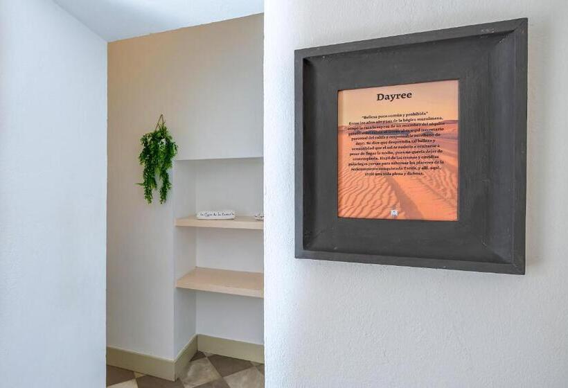 سوئیت با بالکن, La Casa De La Favorita