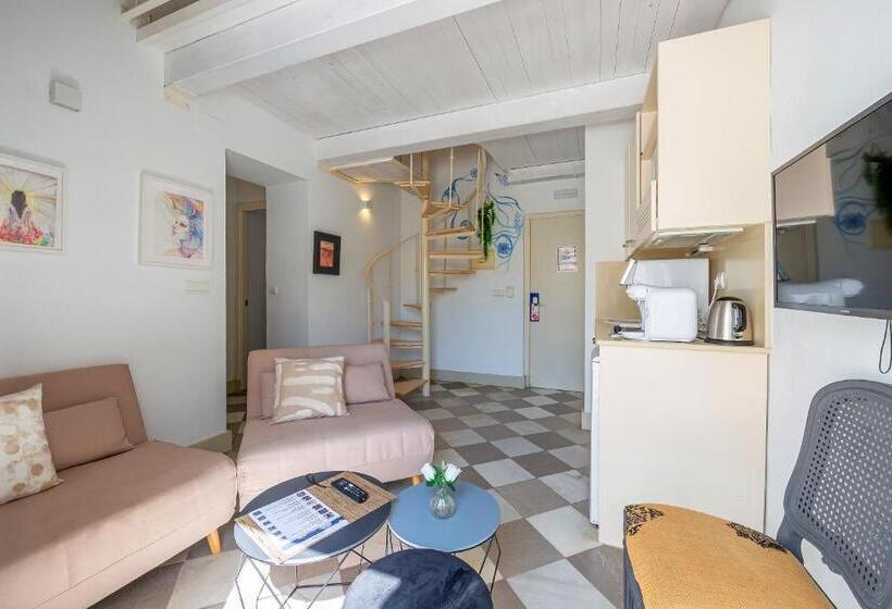 سوئیت با بالکن, La Casa De La Favorita