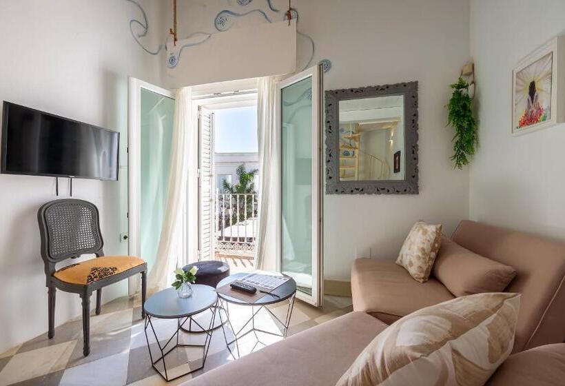 سوئیت با بالکن, La Casa De La Favorita