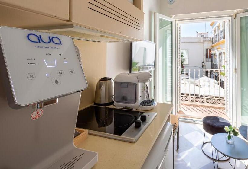 سوئیت با بالکن, La Casa De La Favorita