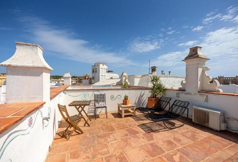 سوئیت جونیور با تراس, La Casa De La Favorita