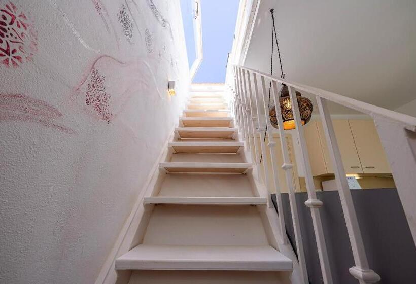 سوئیت جونیور با تراس, La Casa De La Favorita