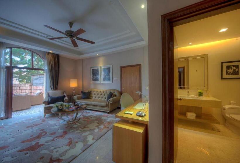 جناح مزود بجاكوزى, The Chateau Spa & Wellness Resort