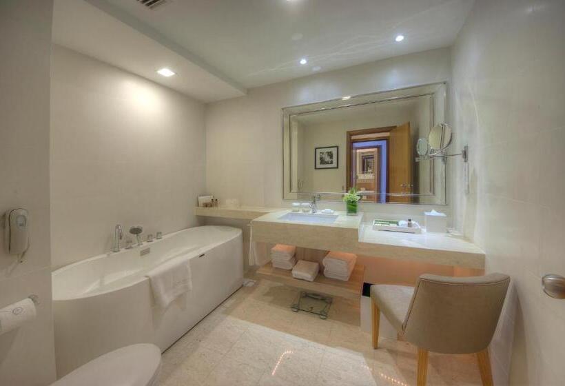 جناح مزود بجاكوزى, The Chateau Spa & Wellness Resort