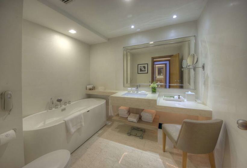 جناح مزود بجاكوزى, The Chateau Spa & Wellness Resort