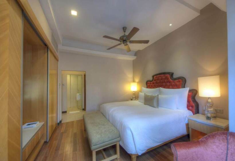 جناح مزود بجاكوزى, The Chateau Spa & Wellness Resort