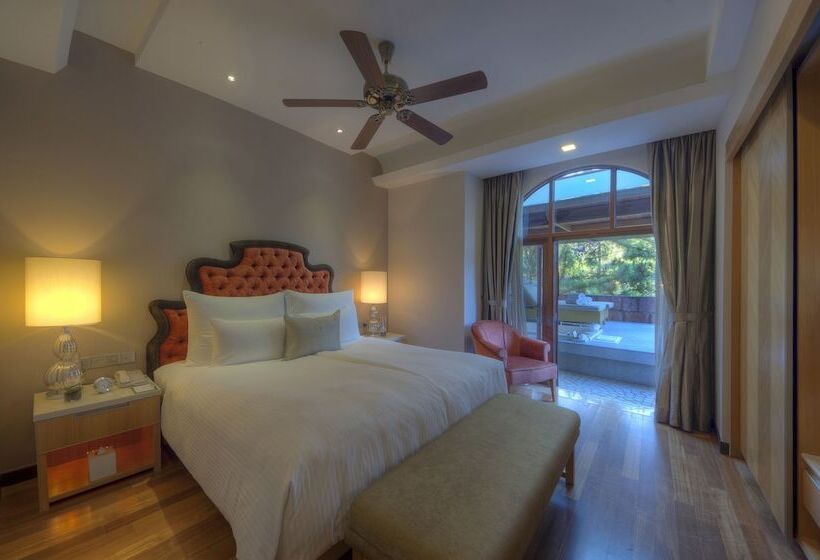 جناح مزود بجاكوزى, The Chateau Spa & Wellness Resort