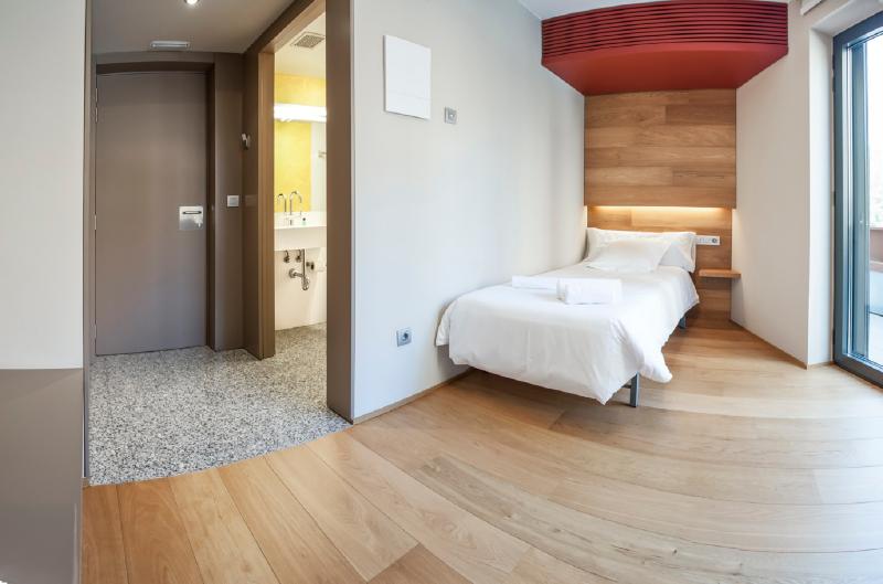 标准单人间, Estacio