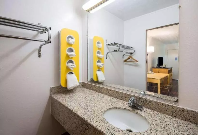 キングサイズベッドのデラックスルーム, Motel 6 Parkersburg, Wv