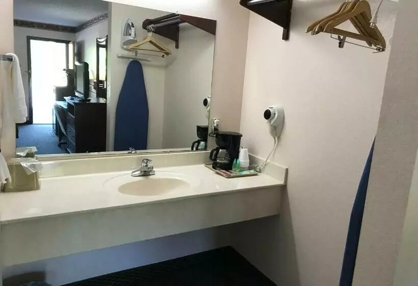 スタンダードルーム, Clairmont Inn & Suites   Warren