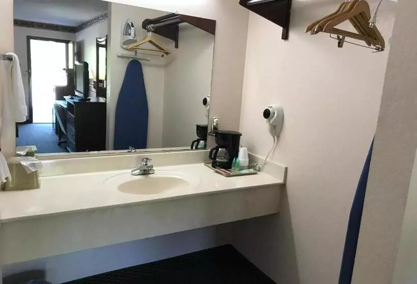 キングサイズベッドのスタンダードルーム, Clairmont Inn & Suites   Warren