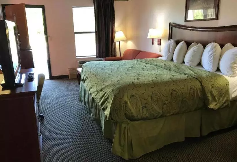 キングサイズベッドのスイートルーム, Clairmont Inn & Suites   Warren