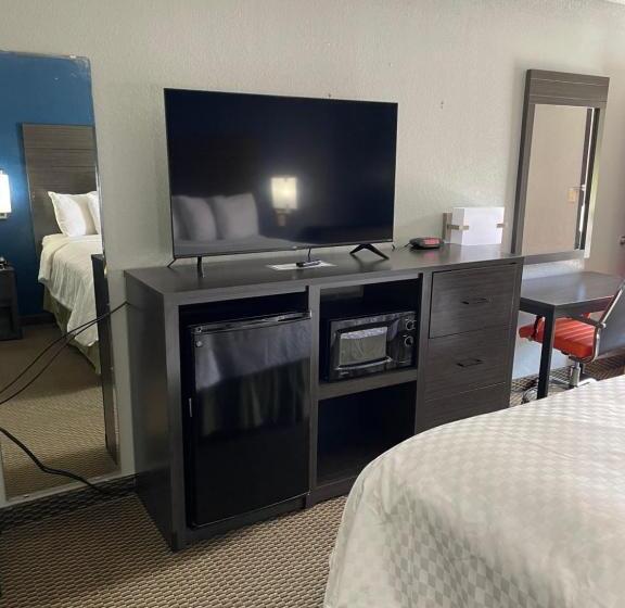 Люкс Кровать Кинг, Clairmont Inn & Suites   Warren