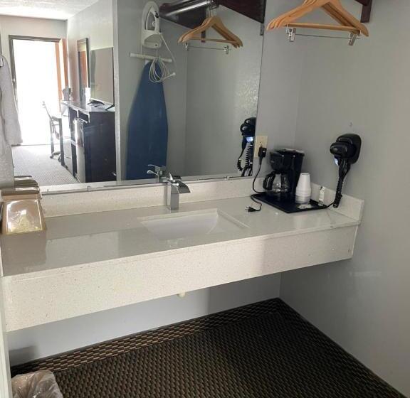 스위트 킹사이즈 침대, Clairmont Inn & Suites Warren