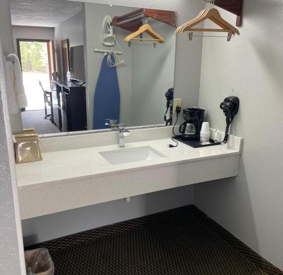 스위트 킹사이즈 침대, Clairmont Inn & Suites Warren