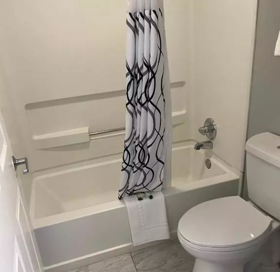 スイート, Clairmont Inn & Suites   Warren