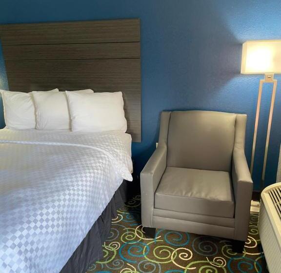 스위트, Clairmont Inn & Suites Warren