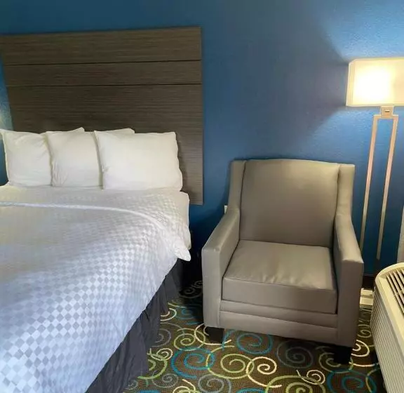 スイート, Clairmont Inn & Suites   Warren