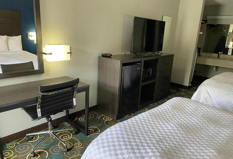 스위트, Clairmont Inn & Suites Warren