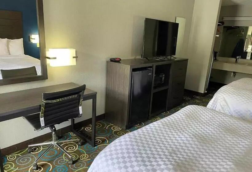 スイート, Clairmont Inn & Suites   Warren