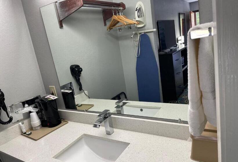 스위트, Clairmont Inn & Suites Warren