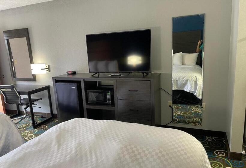 스위트, Clairmont Inn & Suites Warren